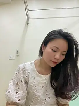 Bee Yellow00 online show from December 2025 05:51:01 AM