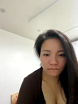 Bee Yellow00 online show from November 2025 05:56:02 PM