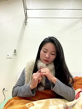 Bee Yellow00 online show from January 2026 05:02:02 AM