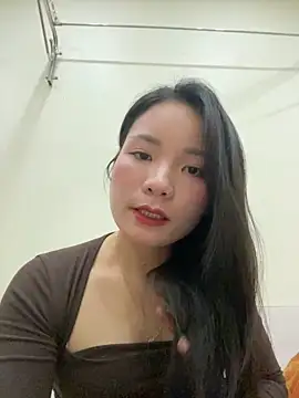 Bee Yellow00 online show from November 2025 04:57:01 AM