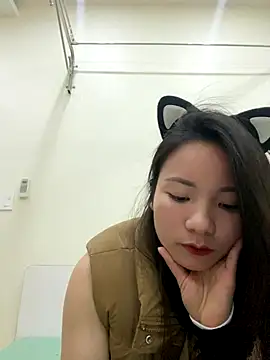 Bee Yellow00 online show from November 2025 04:56:02 AM