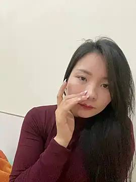 Bee Yellow00 online show from February 2026 04:45:01 AM