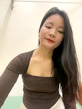 Bee Yellow00 online show from November 2025 04:38:01 AM