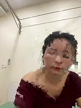 Bee Yellow00 online show from October 2025 05:28:01 AM