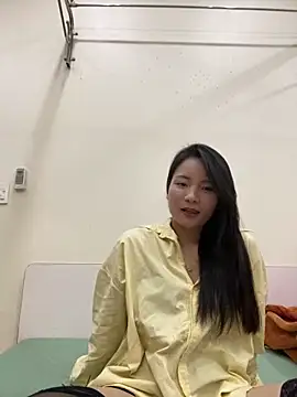 Bee Yellow00 online show from December 2025 04:35:02 AM