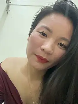 Bee Yellow00 online show from November 2025 05:00:05 AM