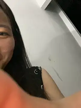 Bee Yellow00 online show from October 2025 05:23:02 PM