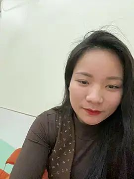 Bee Yellow00 online show from February 2026 04:45:01 AM