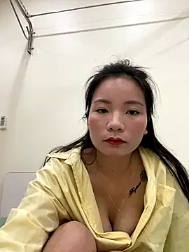 Bee Yellow00 online show from October 2025 05:06:01 AM