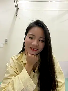 Bee Yellow00 online show from December 2025 04:33:02 AM