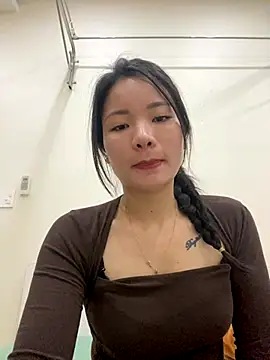 Bee Yellow00 online show from December 2025 04:24:01 AM