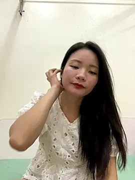 Bee Yellow00 online show from November 2025 04:38:01 AM