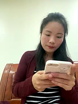 Bee Yellow00 online show from November 2025 04:27:01 AM