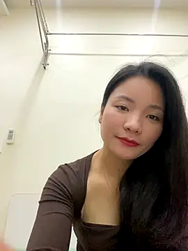 Bee Yellow00 online show from November 2025 04:49:01 AM