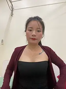 Bee Yellow00 online show from October 2025 04:35:02 AM