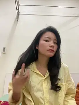 Bee Yellow00 online show from December 2025 05:32:02 AM