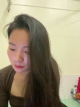 Bee Yellow00 online show from November 2025 04:48:02 AM