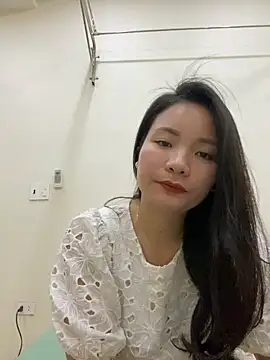 Bee Yellow00 online show from December 2025 05:40:02 AM