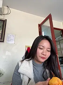 Bee Yellow00 online show from December 2025 03:55:01 AM