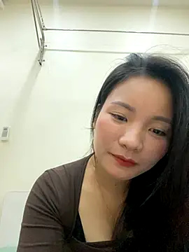 Bee Yellow00 online show from November 2025 04:49:02 AM