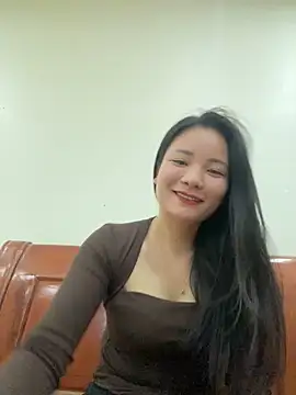 Bee Yellow00 online show from November 2025 04:39:02 AM