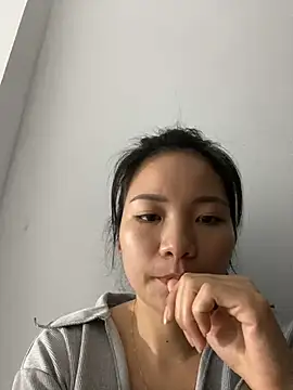 Bee Yellow00 online show from November 2025 08:51:01 PM