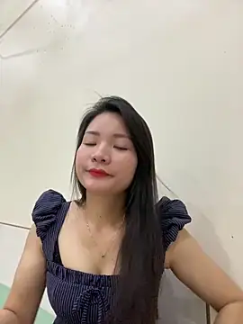 Bee Yellow00 online show from February 2026 04:42:02 AM