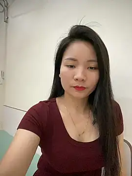 Bee Yellow00 online show from March 2026 04:40:01 AM