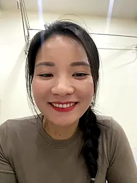 Bee Yellow00 online show from November 2025 04:38:02 AM