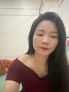 Bee Yellow00 online show from March 2026 06:00:02 AM