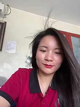 Snapshot of Bee_Yellow00 chatting on June 2026 02:34:02 AM Bee Yellow00 online show from June 2026 02:34:02 AM