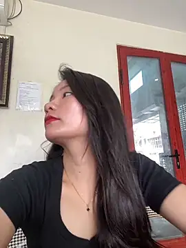 Snapshot of Bee_Yellow00 chatting on June 2026 01:32:01 AM Bee Yellow00 online show from June 2026 01:32:01 AM
