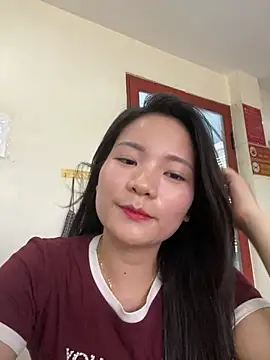 Snapshot of Bee_Yellow00 chatting on June 2026 04:24:01 AM Bee Yellow00 online show from June 2026 04:24:01 AM