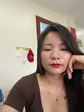 Snapshot of Bee_Yellow00 chatting on July 2026 04:24:02 AM Bee Yellow00 online show from July 2026 04:24:02 AM