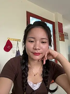 Snapshot of Bee_Yellow00 chatting on July 2026 04:37:02 AM Bee Yellow00 online show from July 2026 04:37:02 AM