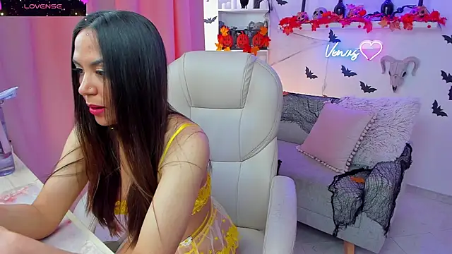 Snapshot of VenusIsLove_ chatting on October 2025 07:14:02 PM VenusIsLove online show from October 2025 07:14:02 PM