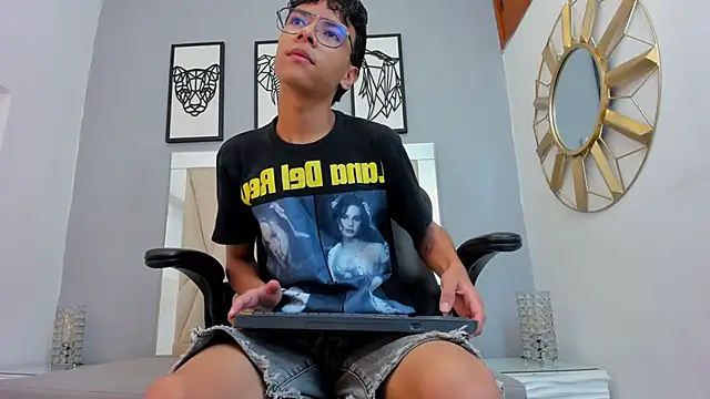 Snapshot of adams_bobby chatting on April 2026 11:22:02 AM adams bobby online show from April 2026 11:22:02 AM