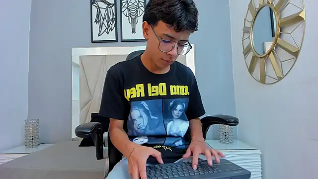 Snapshot of adams_bobby chatting on January 2026 11:28:01 AM adams bobby online show from January 2026 11:28:01 AM