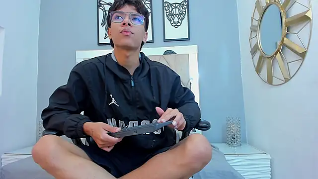 Snapshot of adams_bobby chatting on December 2025 11:43:02 AM adams bobby online show from December 2025 11:43:02 AM