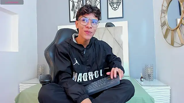 Snapshot of adams_bobby chatting on November 2025 11:22:02 AM adams bobby online show from November 2025 11:22:02 AM