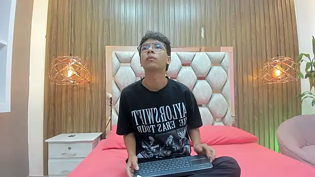 Snapshot of adams_bobby chatting on January 2026 11:25:01 AM adams bobby online show from January 2026 11:25:01 AM