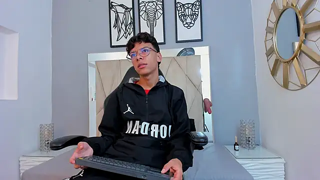 Snapshot of adams_bobby chatting on November 2025 11:32:02 AM adams bobby online show from November 2025 11:32:02 AM