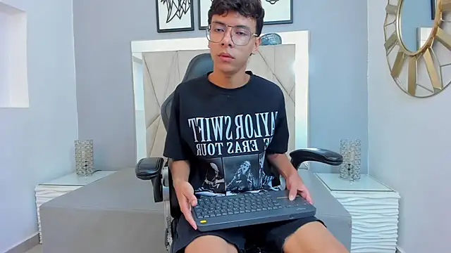 Snapshot of adams_bobby chatting on January 2026 11:28:02 AM adams bobby online show from January 2026 11:28:02 AM