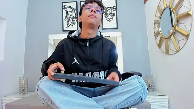 Snapshot of adams_bobby chatting on December 2025 11:45:01 AM adams bobby online show from December 2025 11:45:01 AM