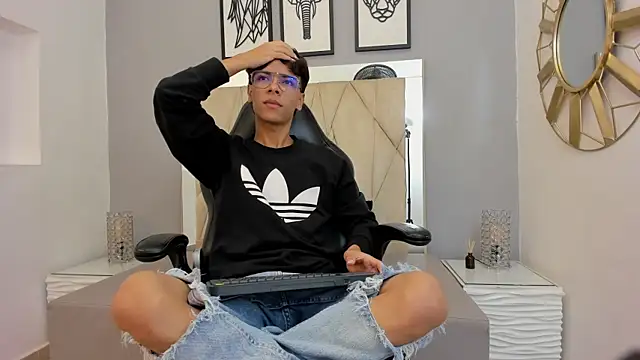 Snapshot of adams_bobby chatting on December 2025 11:31:01 AM adams bobby online show from December 2025 11:31:01 AM