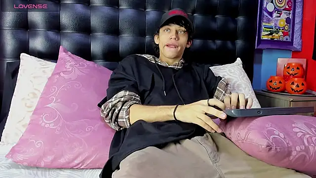 Khalid16  online show from November 2025 01:26:01 PM