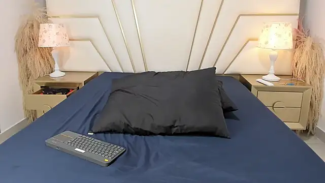 Snapshot of MaroxCute chatting on November 2025 11:27:01 PM MaroxCute online show from November 2025 11:27:01 PM