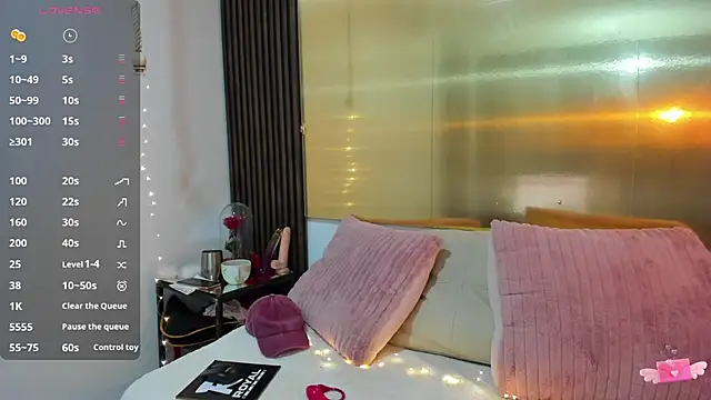 Snapshot of LunaaMorena chatting on November 2025 01:03:01 PM LunaaMorena online show from November 2025 01:03:01 PM