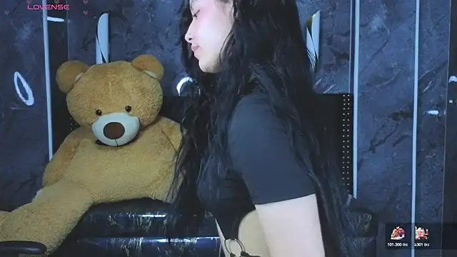 Snapshot of Aleja05_b chatting on December 2025 03:17:01 PM Aleja05 b online show from December 2025 03:17:01 PM