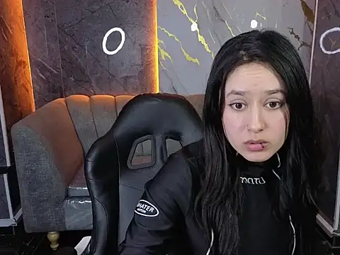 Snapshot of Aleja05_b chatting on October 2025 08:18:01 PM Aleja05 b online show from October 2025 08:18:01 PM